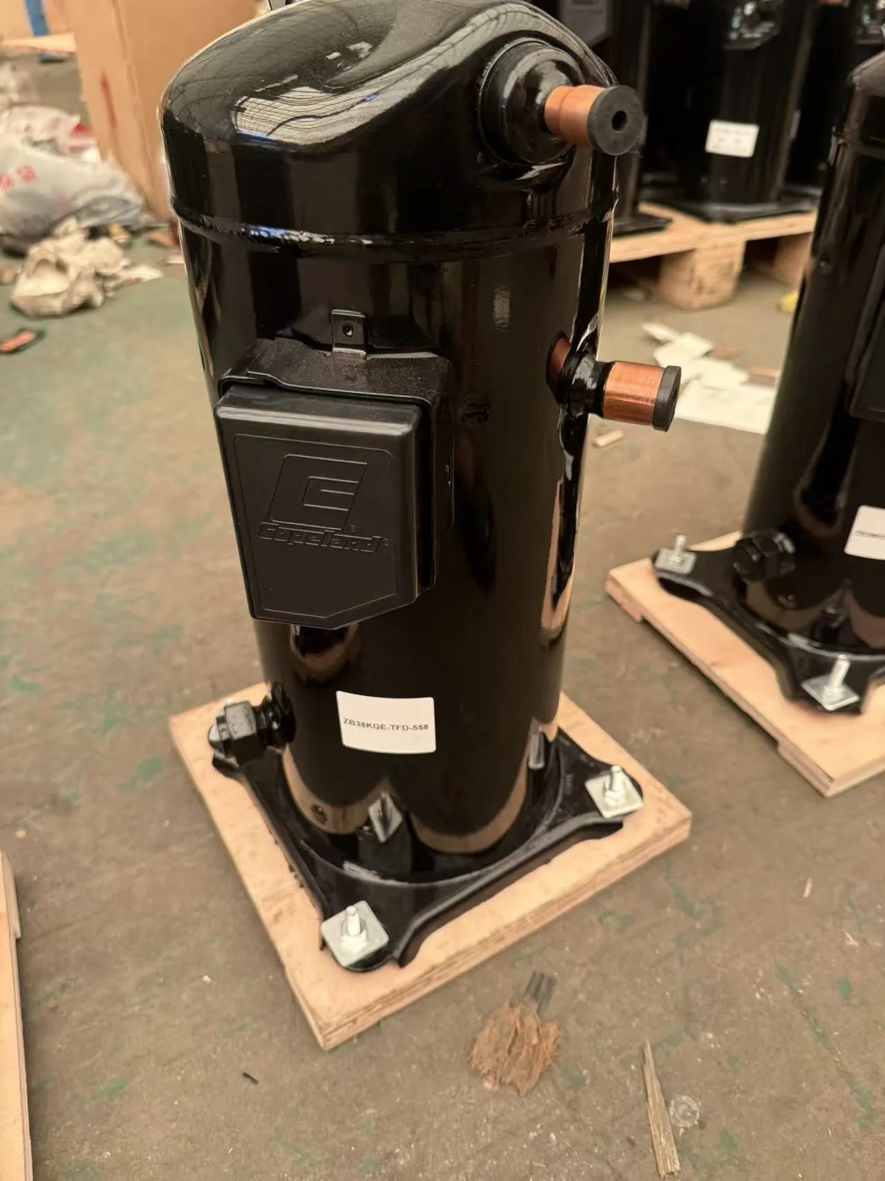 • Copeland Scroll Compressor ZB38KQ-TFD-558 (5 HP Low/Medium Temp)
